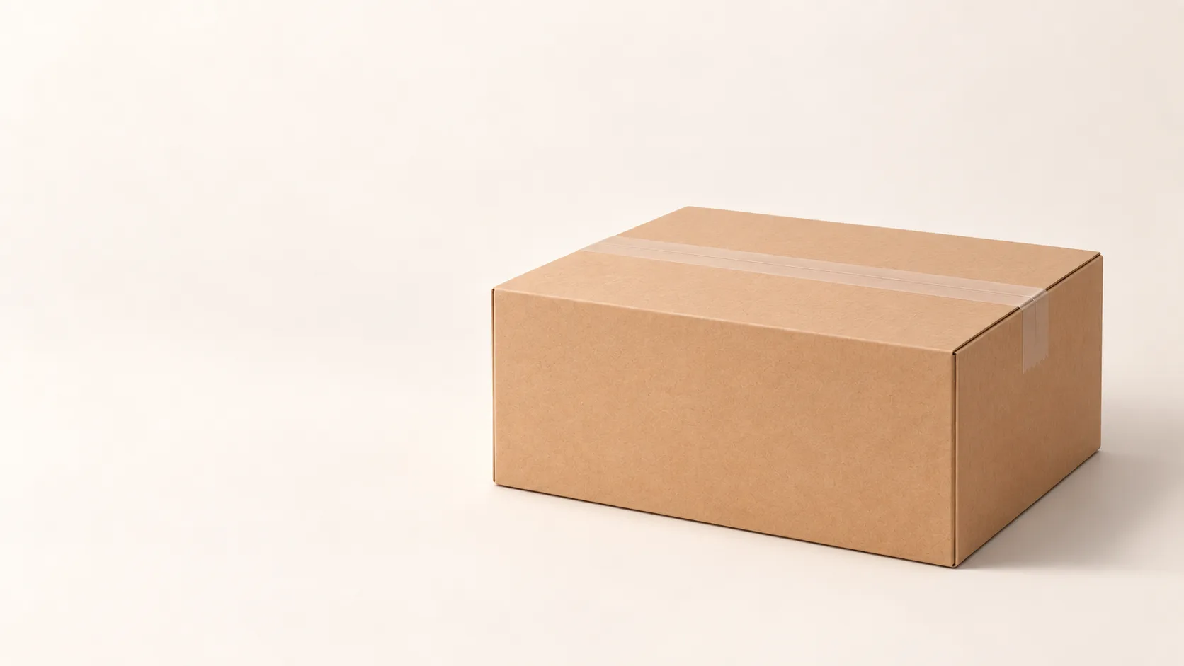 Un carton posé au sol, ouvert en boutique pop-up : t-shirts, sweats, casquettes, mugs et tote bags aux couleurs d'une association